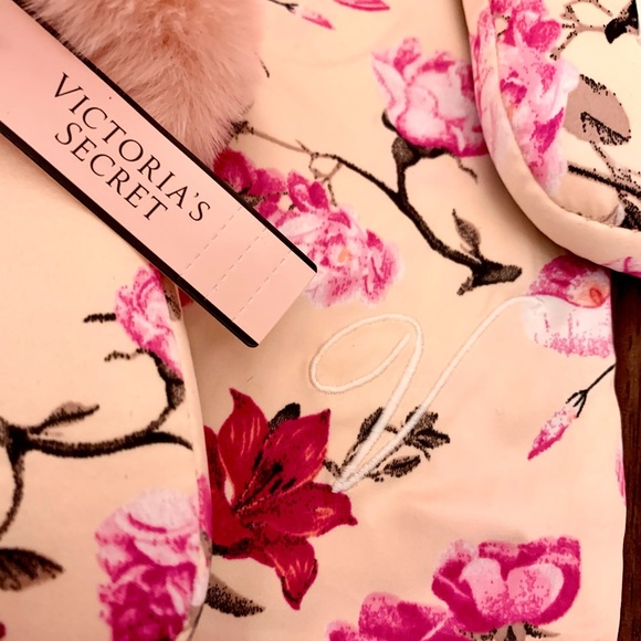 NWT Victoria’s Secret Signature SATIN Slippers - Picture 4 of 5